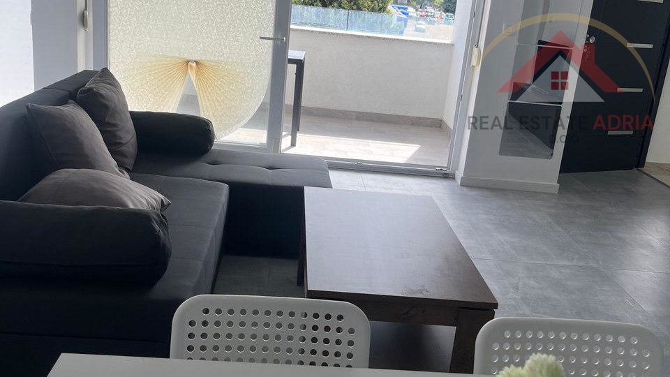 Iznajmljuje se stan u novoj zgradi Biograd na Moru