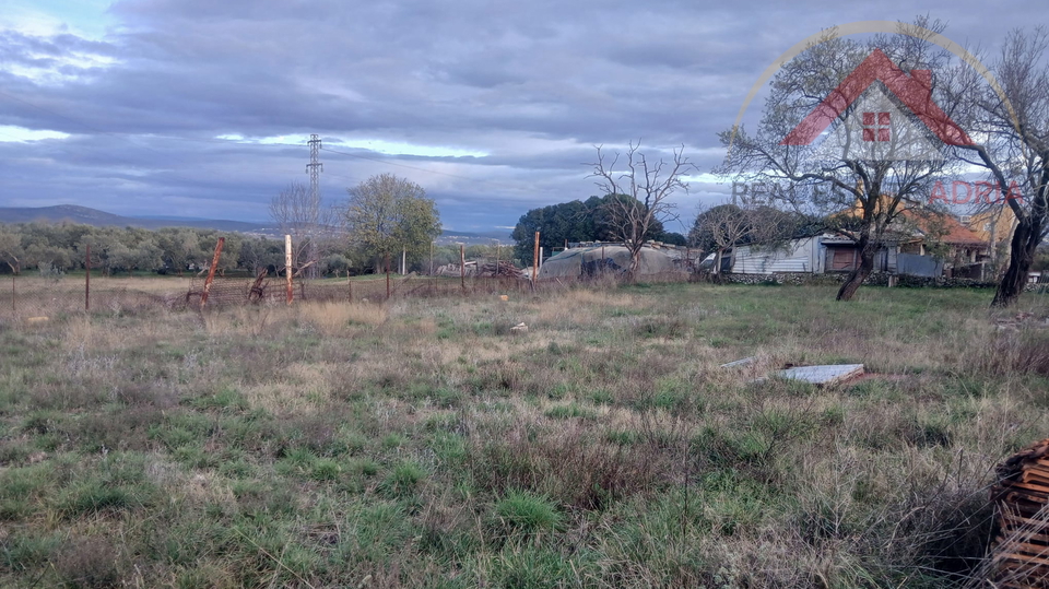 Prodaje se gra&dstrok;evinsko zemlji&scaron;te od 1177 m2 u Biogradu na Moru&comma; Dalmacija&comma; Zadarska &zcaron;upanija