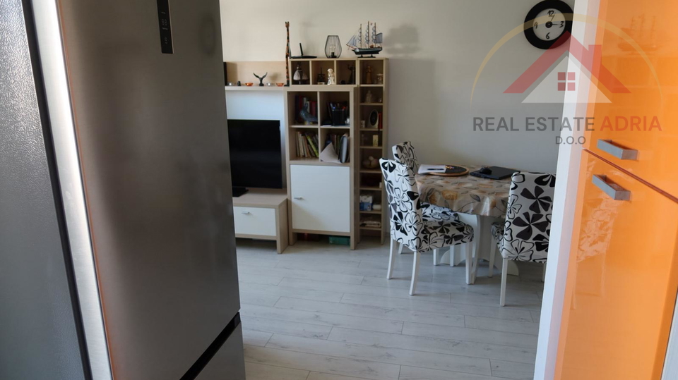 Prodaje se dvosoban stan u Pako&scaron;tanima&comma; Zadarska &zcaron;upanija s pogledom na more