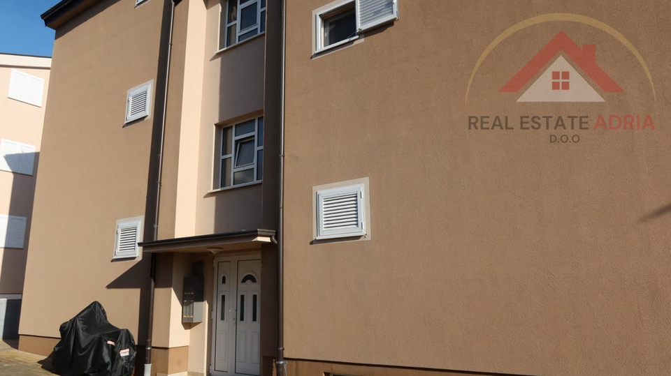 Prodaje se dvosoban stan u Pako&scaron;tanima&comma; Zadarska &zcaron;upanija s pogledom na more