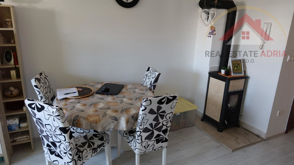 Prodaje se dvosoban stan u Pako&scaron;tanima&comma; Zadarska &zcaron;upanija s pogledom na more