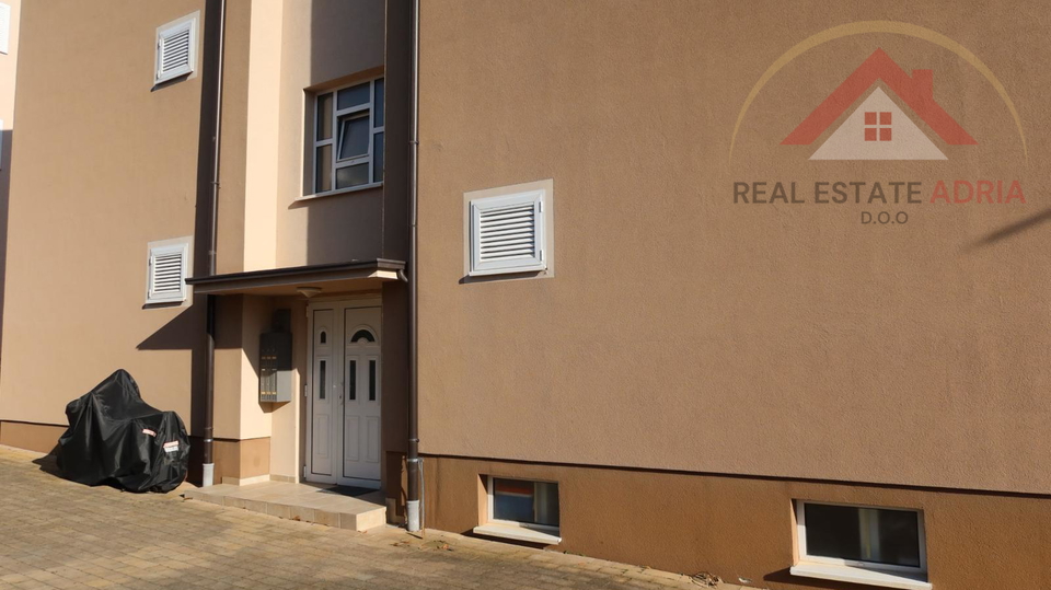 Prodaje se dvosoban stan u Pako&scaron;tanima&comma; Zadarska &zcaron;upanija s pogledom na more