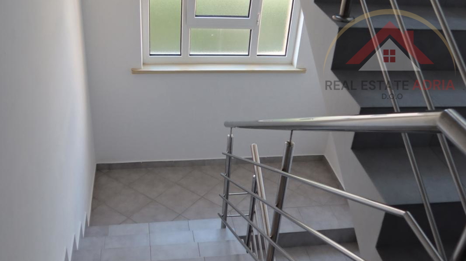 Prodaje se dvosoban stan u Pako&scaron;tanima&comma; Zadarska &zcaron;upanija s pogledom na more