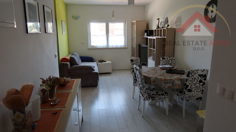 Prodaje se dvosoban stan u Pako&scaron;tanima&comma; Zadarska &zcaron;upanija s pogledom na more