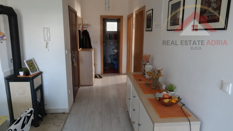 Prodaje se dvosoban stan u Pako&scaron;tanima&comma; Zadarska &zcaron;upanija s pogledom na more