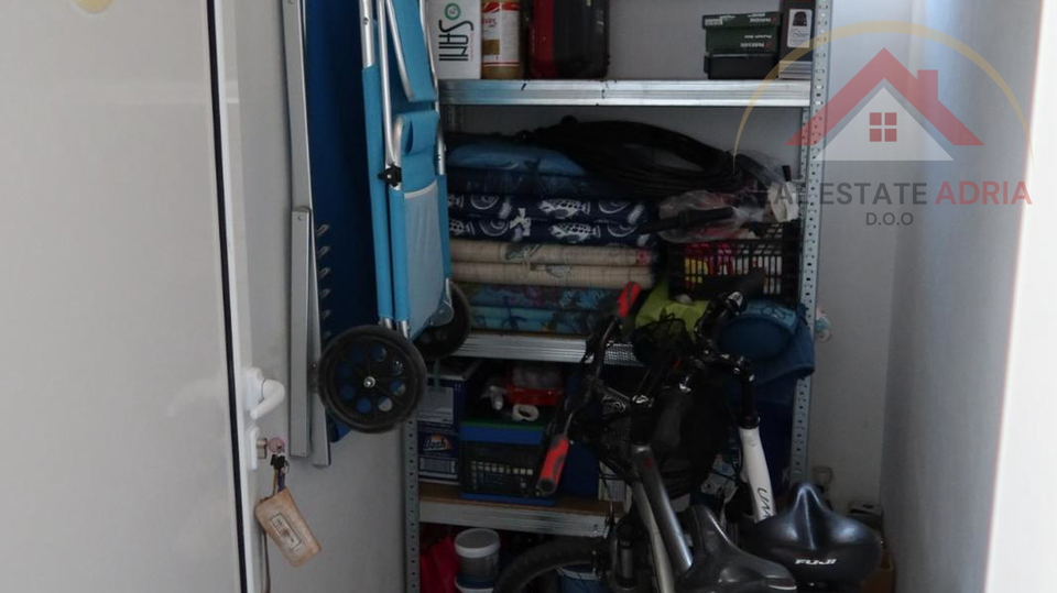 Prodaje se dvosoban stan u Pako&scaron;tanima&comma; Zadarska &zcaron;upanija s pogledom na more