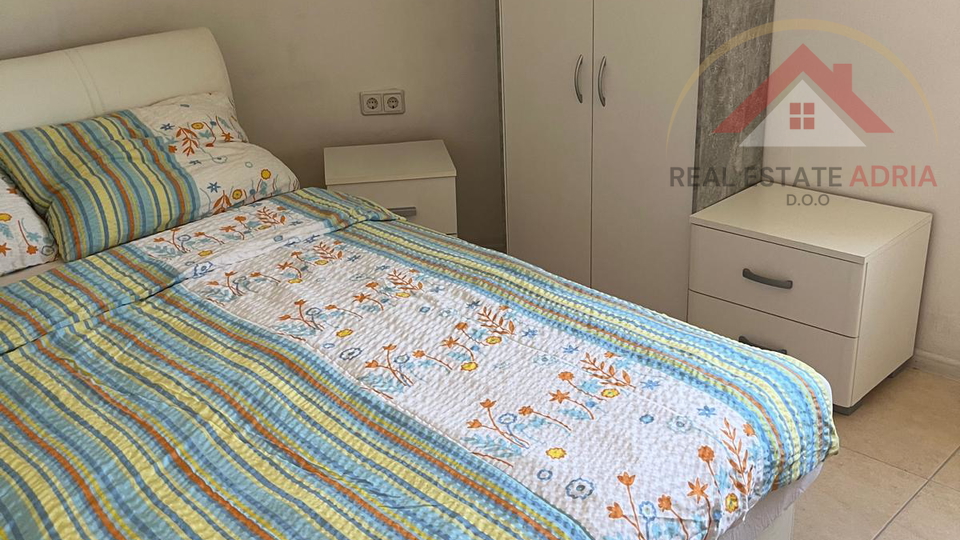 Prodaje se dvosobni stan na drugom katu Biograd na Moru