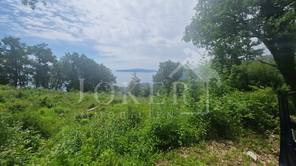 Građevinski teren sa otvorenim pogledom na  Kvarner i Učku