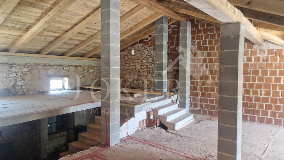 stara kamena kuća za uređenje