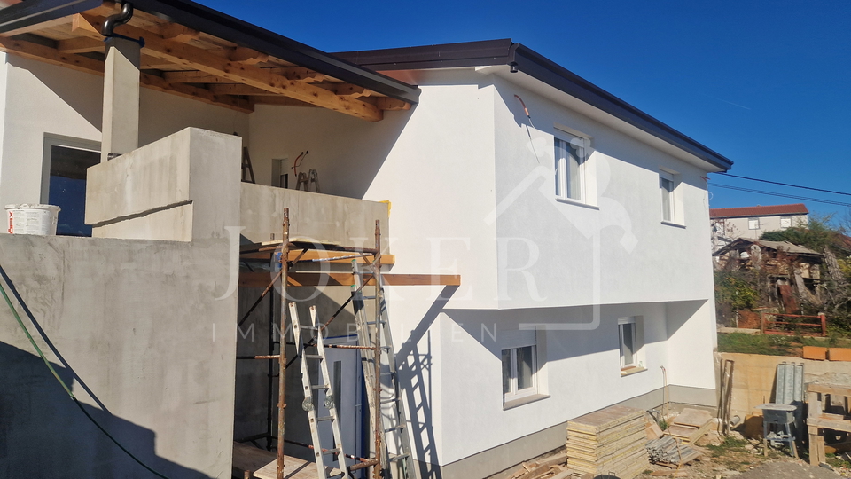 Kuća u završnoj fazi gradnje sa otvorenim pogledom