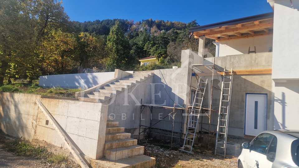 Kuća u završnoj fazi gradnje sa otvorenim pogledom