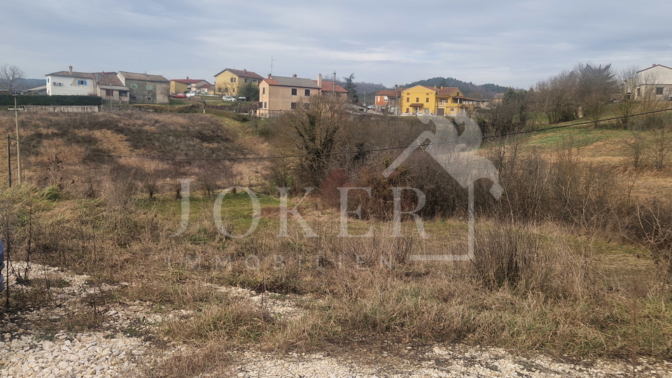 PAZIN&comma; GRA&Dstrok;EVINSKI TEREN SA GRA&Dstrok;EVINSKOM DOZVOLOM