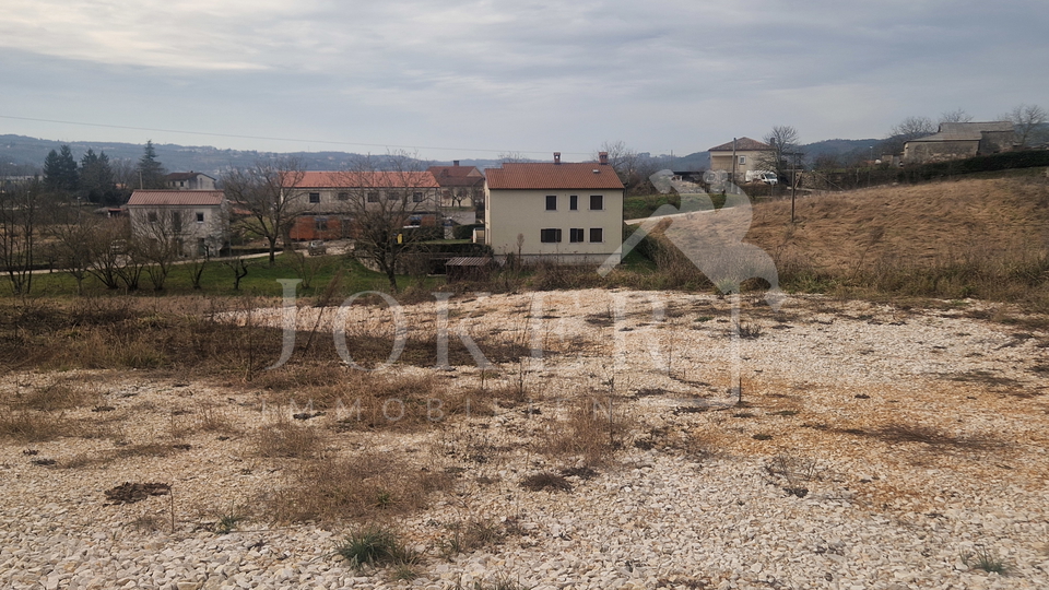 PAZIN&comma; GRA&Dstrok;EVINSKI TEREN SA GRA&Dstrok;EVINSKOM DOZVOLOM