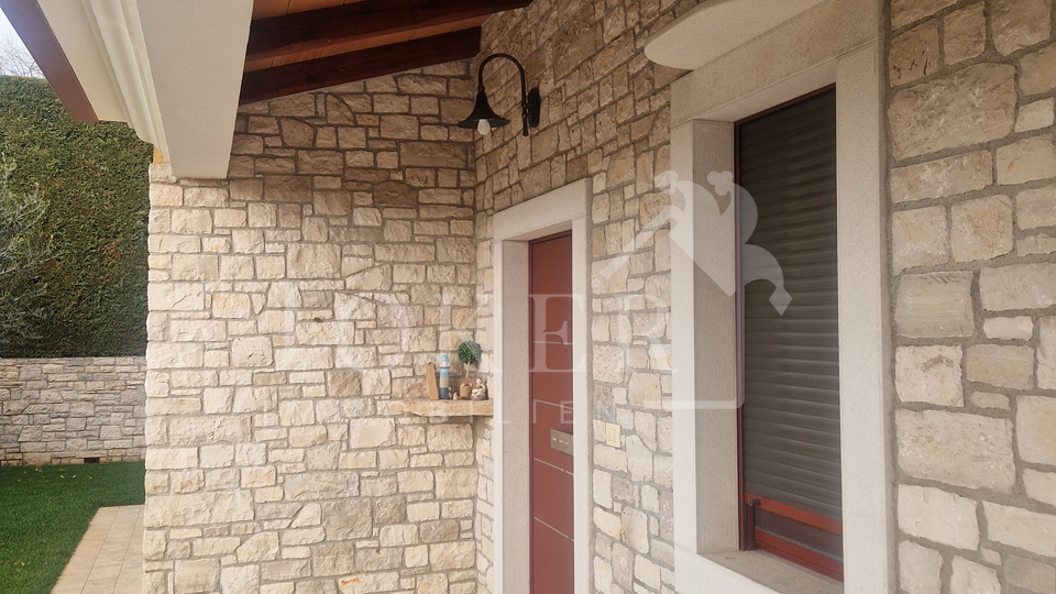 Ku&cacute;a sa bazenom&comma; Brtonigla