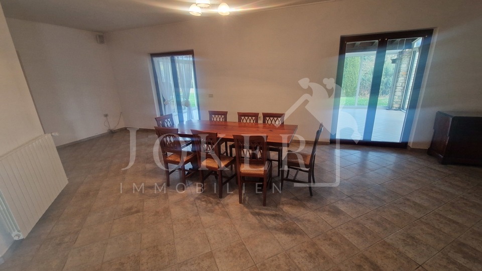 Villa&comma;Brtonigla&comma; sa velikom oku&cacute;nicom i &scaron;umom