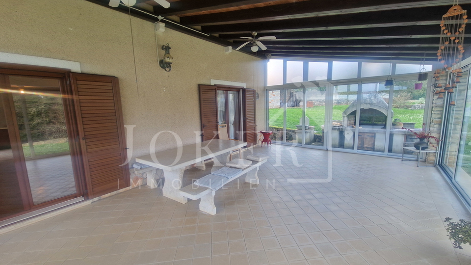 Villa&comma;Brtonigla&comma; sa velikom oku&cacute;nicom i &scaron;umom