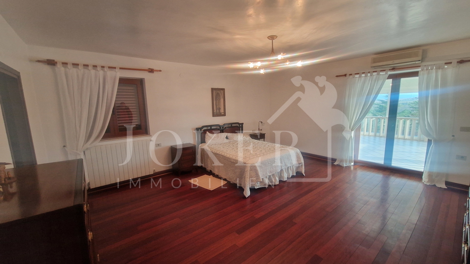 Villa&comma;Brtonigla&comma; sa velikom oku&cacute;nicom i &scaron;umom