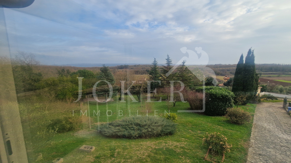 Villa&comma;Brtonigla&comma; sa velikom oku&cacute;nicom i &scaron;umom