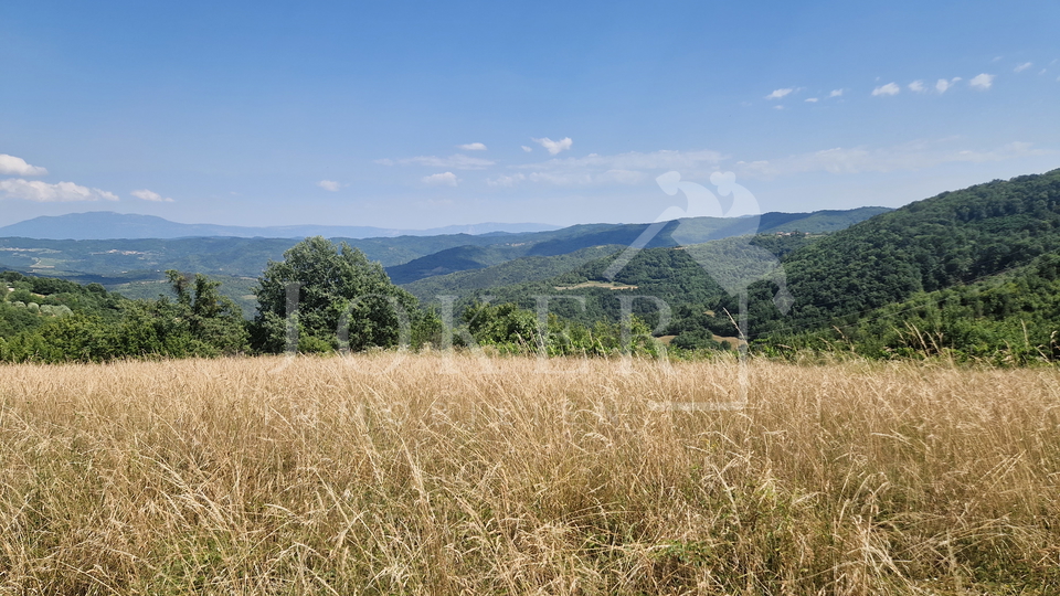 Građevinski teren sa dozvolom za gradnju kuće