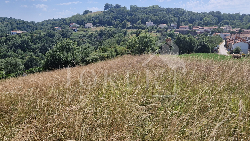 Građevinski teren sa dozvolom za gradnju kuće