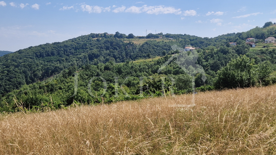 Građevinski teren sa dozvolom za gradnju kuće
