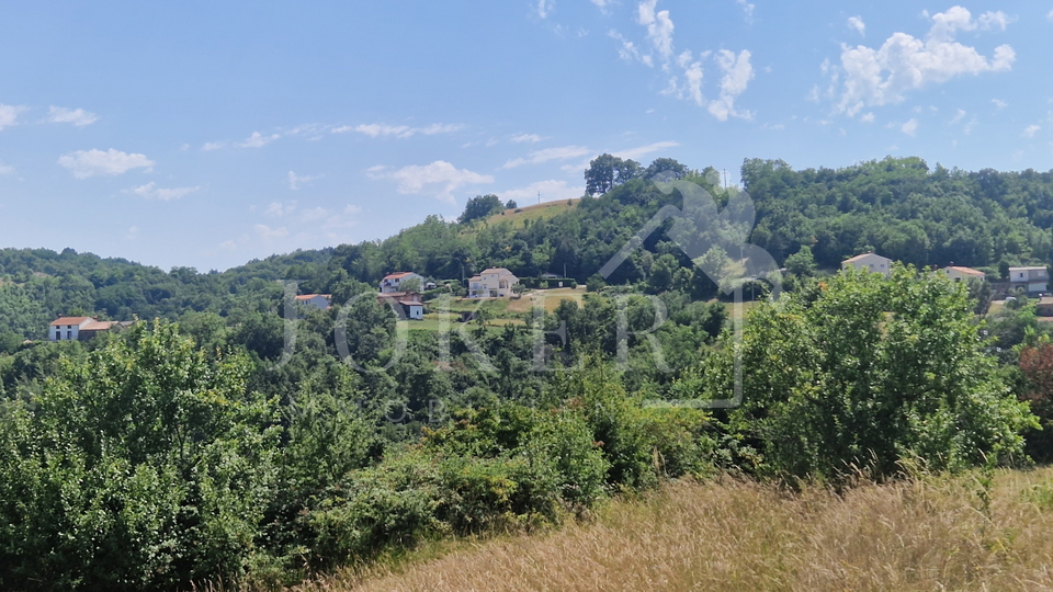 Građevinski teren sa dozvolom za gradnju kuće