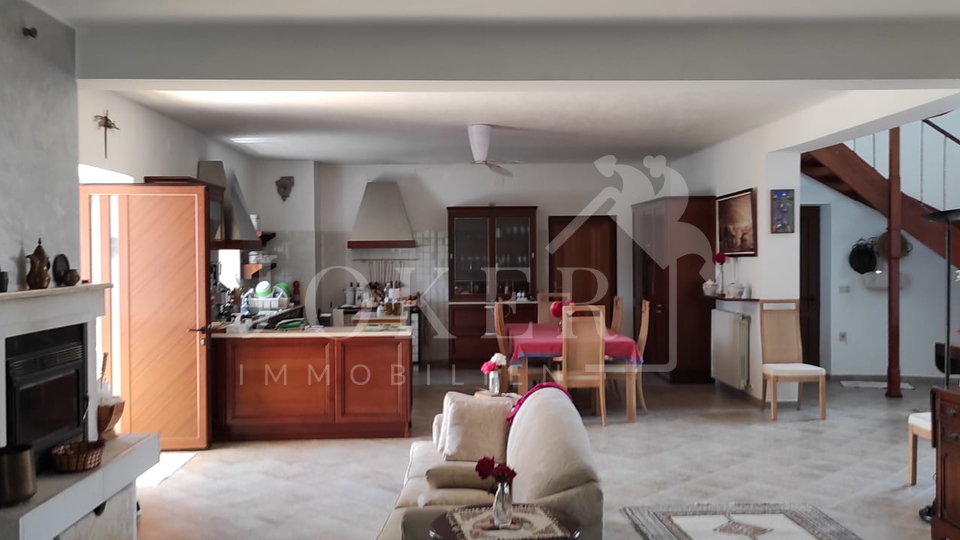 Villa&comma;Brtonigla&comma; sa velikom oku&cacute;nicom i &scaron;umom