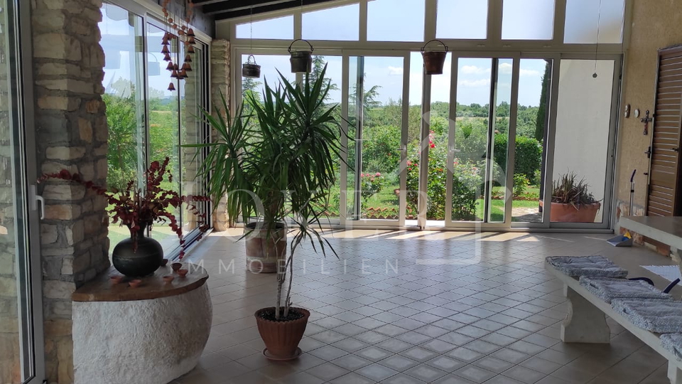 Villa&comma;Brtonigla&comma; sa velikom oku&cacute;nicom i &scaron;umom