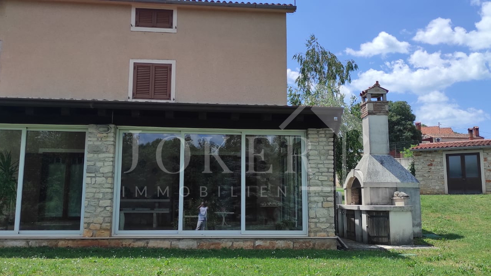 Villa&comma;Brtonigla&comma; sa velikom oku&cacute;nicom i &scaron;umom