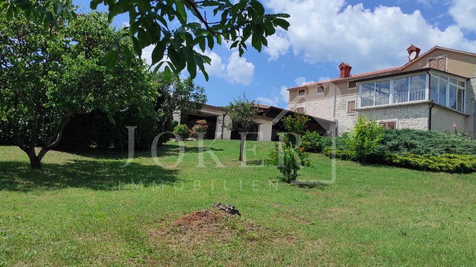 Villa&comma;Brtonigla&comma; sa velikom oku&cacute;nicom i &scaron;umom