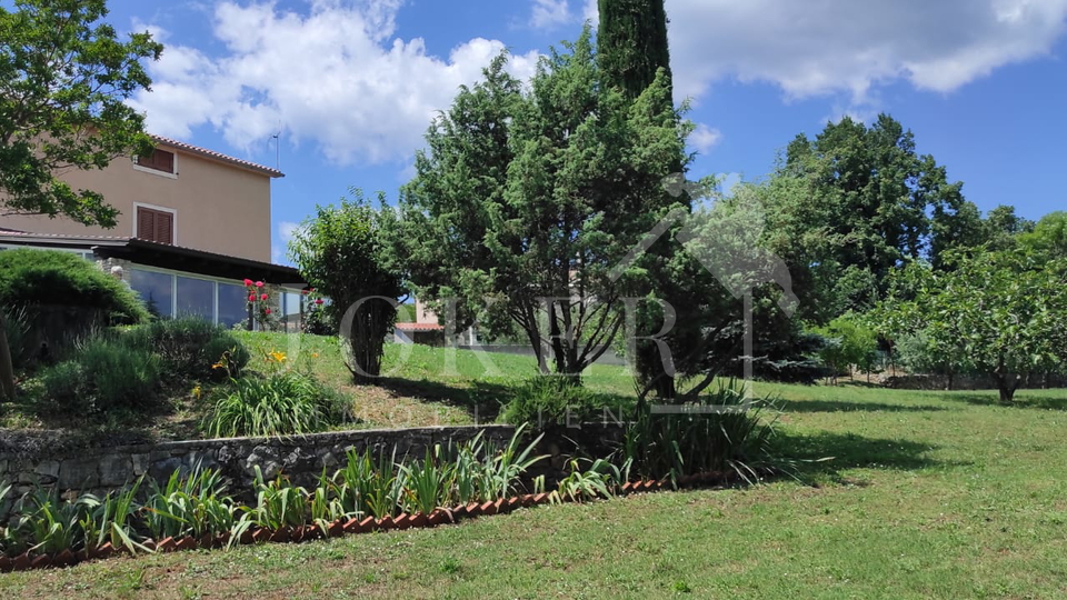 Villa&comma;Brtonigla&comma; sa velikom oku&cacute;nicom i &scaron;umom