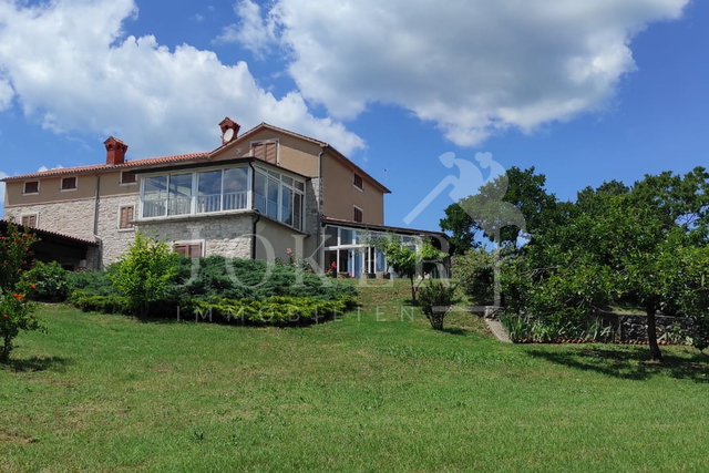 Villa,Brtonigla, sa velikom okućnicom i šumom