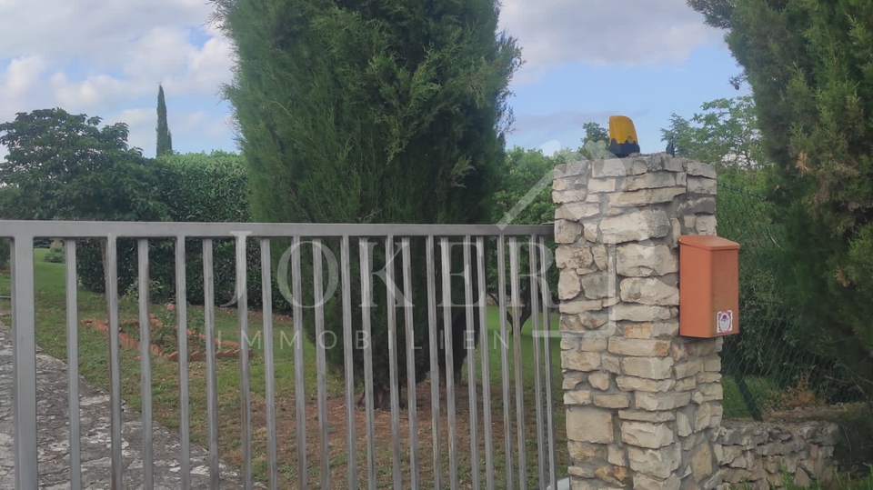 Villa&comma;Brtonigla&comma; sa velikom oku&cacute;nicom i &scaron;umom