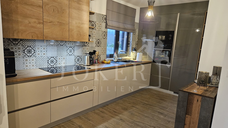 House&comma; 165 m2&comma; For Sale&comma; Labin - Vine&zcaron;