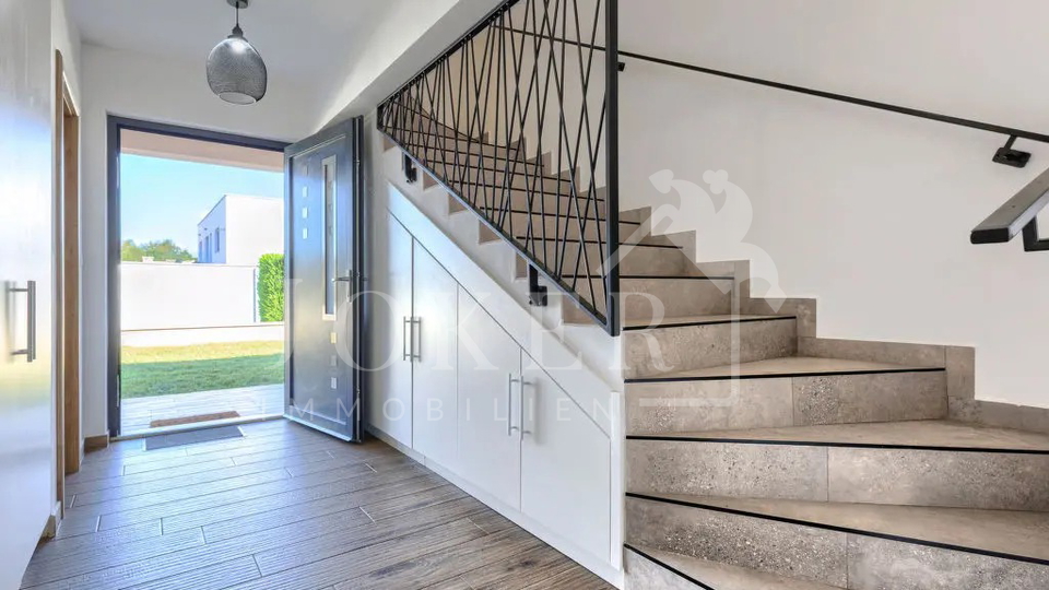 House&comma; 165 m2&comma; For Sale&comma; Labin - Vine&zcaron;