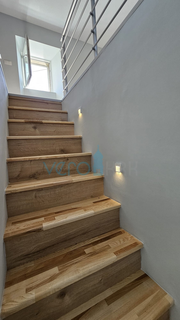 Otok Krk, grad Krk, šira okolica, renovirana kamena kuća u nizu krajnja, djelomičan pogled na more, prodaja