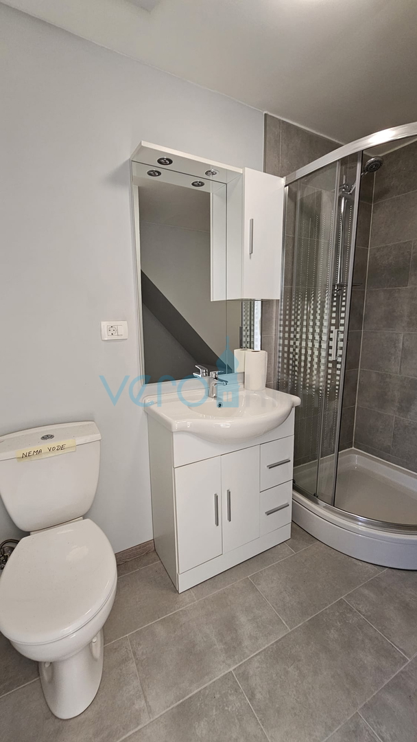 Otok Krk, grad Krk, šira okolica, renovirana kamena kuća u nizu krajnja, djelomičan pogled na more, prodaja