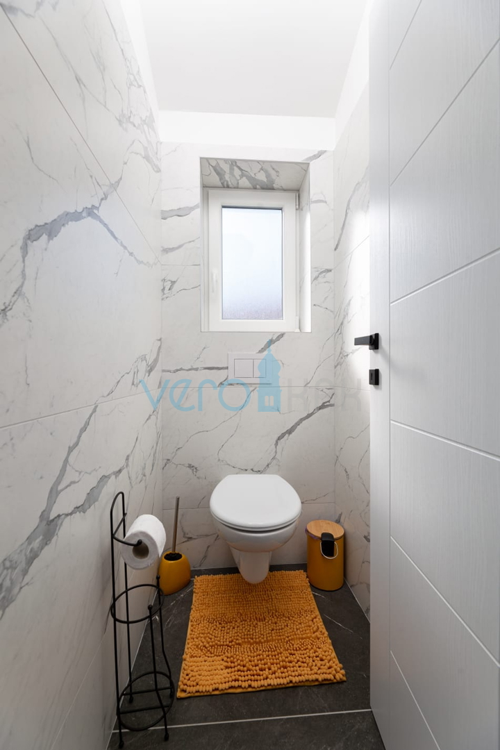 Uvala Soline, PRILIKA! Moderan trosoban stan sa prekrasnim pogledom na more