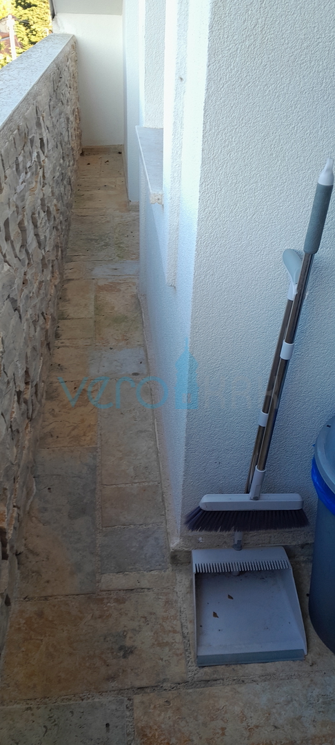 Otok Krk, Njivice, trosobni stan blizu plaže i centra, prodaja