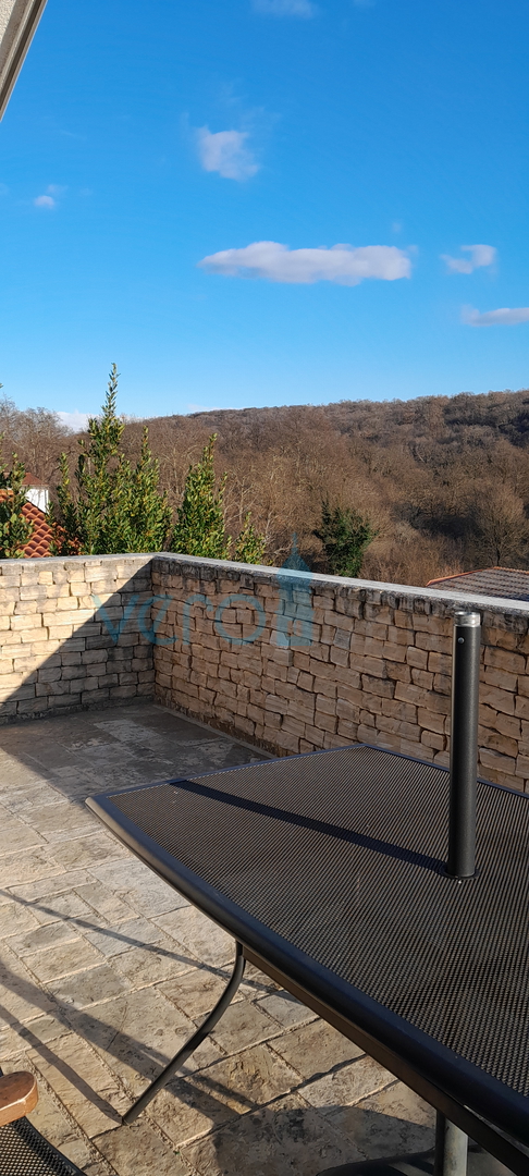 Otok Krk, Njivice, trosobni stan blizu plaže i centra, prodaja