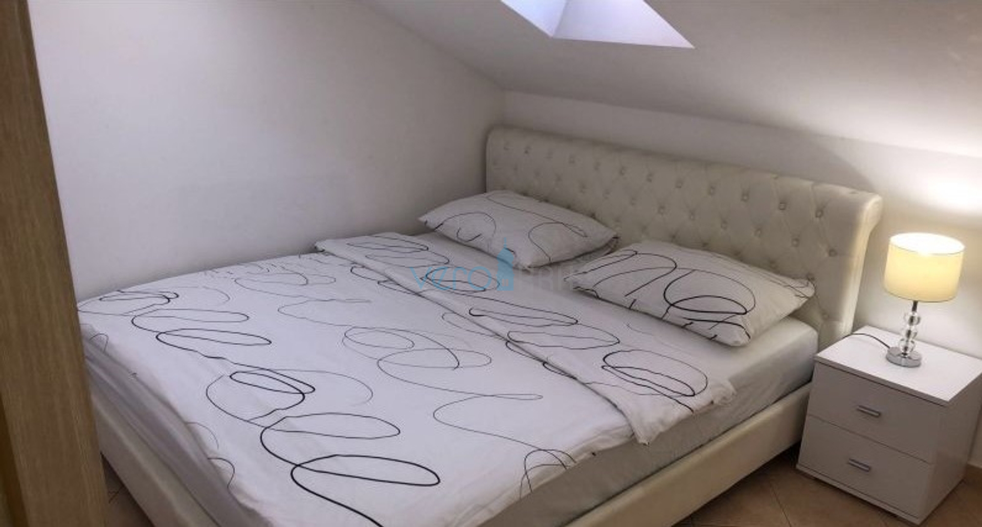 Otok Krk, Njivice, trosobni stan blizu plaže i centra, prodaja