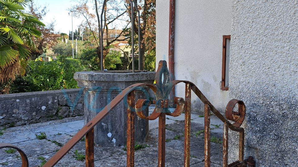 Malinska, samostojeća kamena kuća 160 m2 blizu mora i centra grada