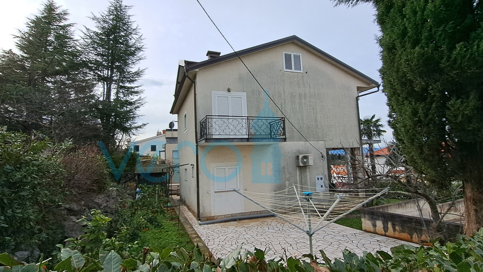 Malinska, samostojeća kuća 250 m2, sa 5 apartmana i pogledom na more