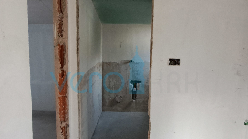 Otok Krk, uvala Soline, novi dvosoban apartman 56 m2 sa okućnicom, djelomićan pogled, prodaja