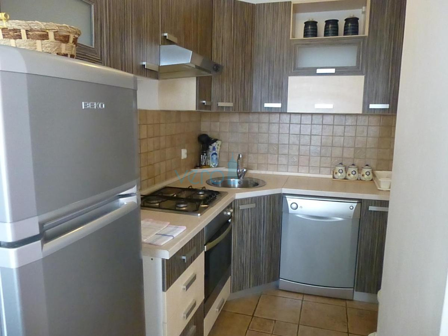 Otok Krk, Omišalj, Samostojeća kuća s 5 apartmana 170m od mora, prodaja