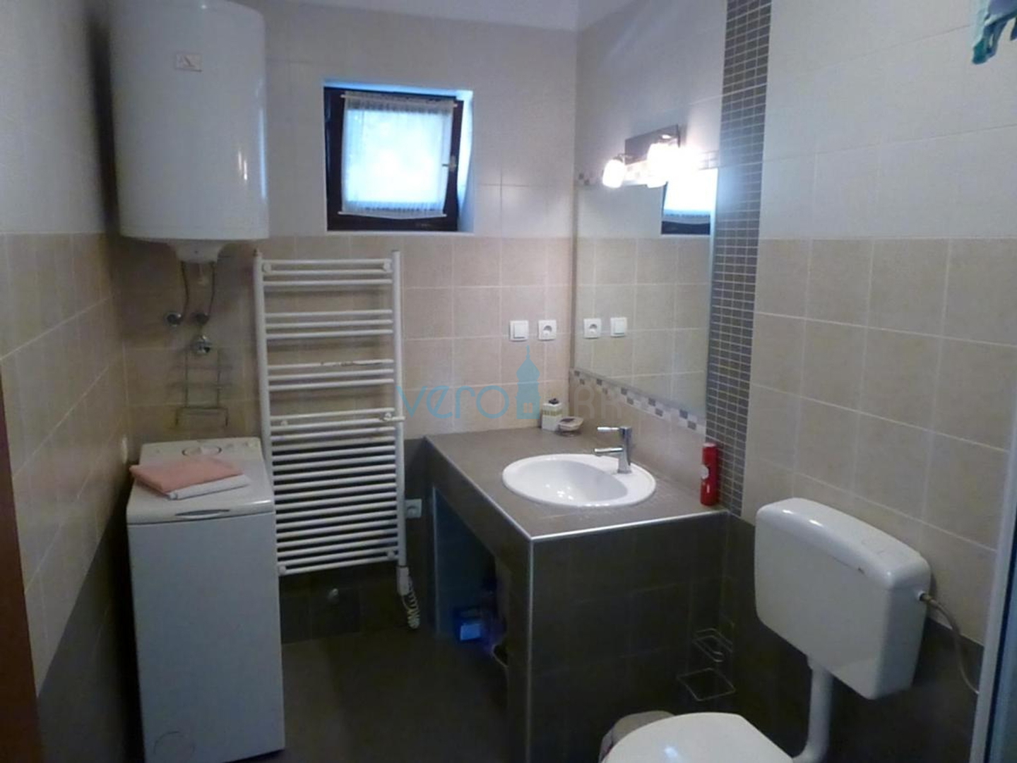 Otok Krk, Omišalj, Samostojeća kuća s 5 apartmana 170m od mora, prodaja