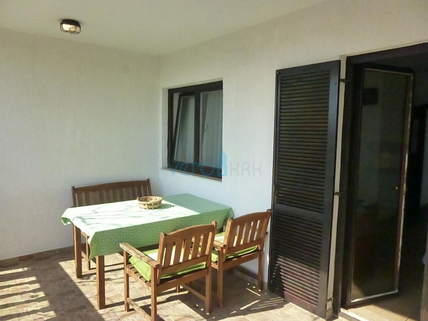 Otok Krk, Omišalj, Samostojeća kuća s 5 apartmana 170m od mora, prodaja