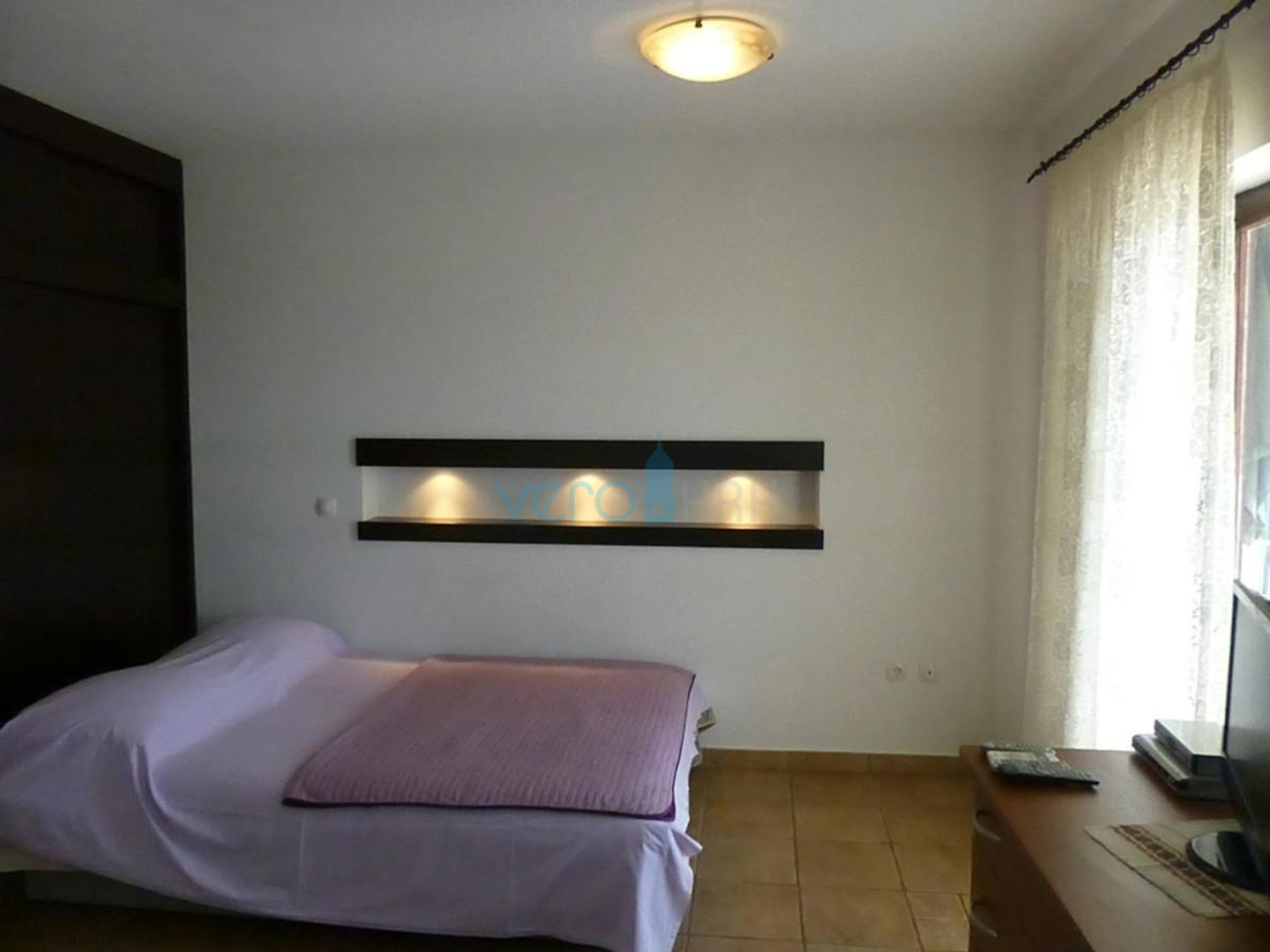 Otok Krk, Omišalj, Samostojeća kuća s 5 apartmana 170m od mora, prodaja