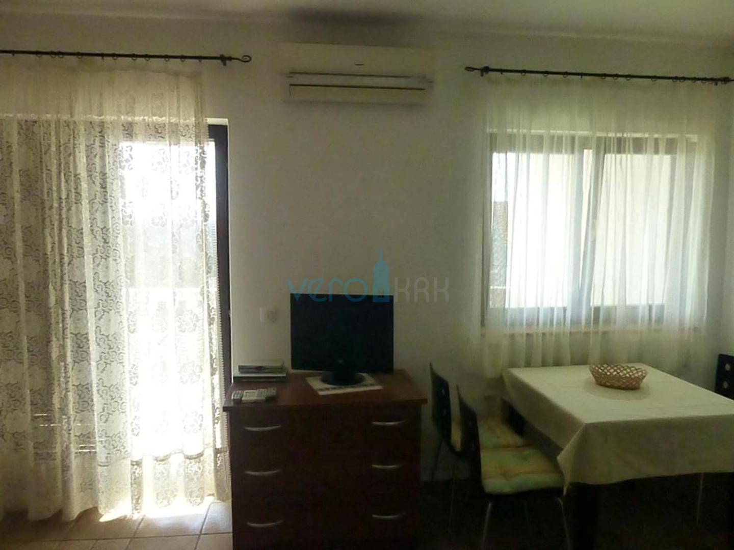 Otok Krk, Omišalj, Samostojeća kuća s 5 apartmana 170m od mora, prodaja