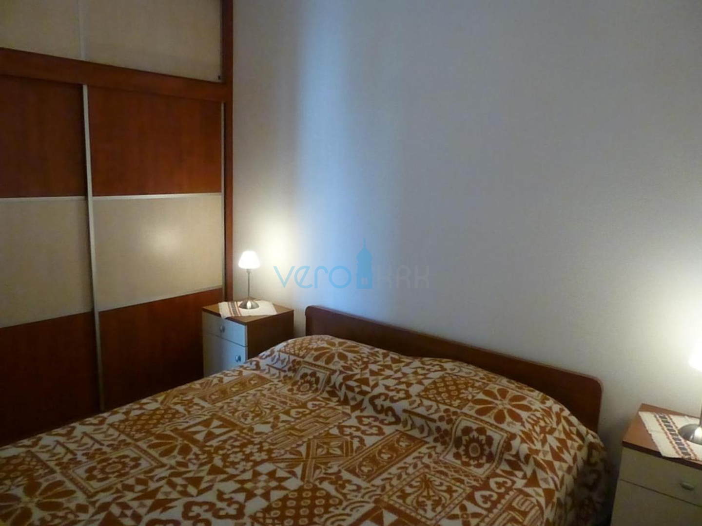 Otok Krk, Omišalj, Samostojeća kuća s 5 apartmana 170m od mora, prodaja